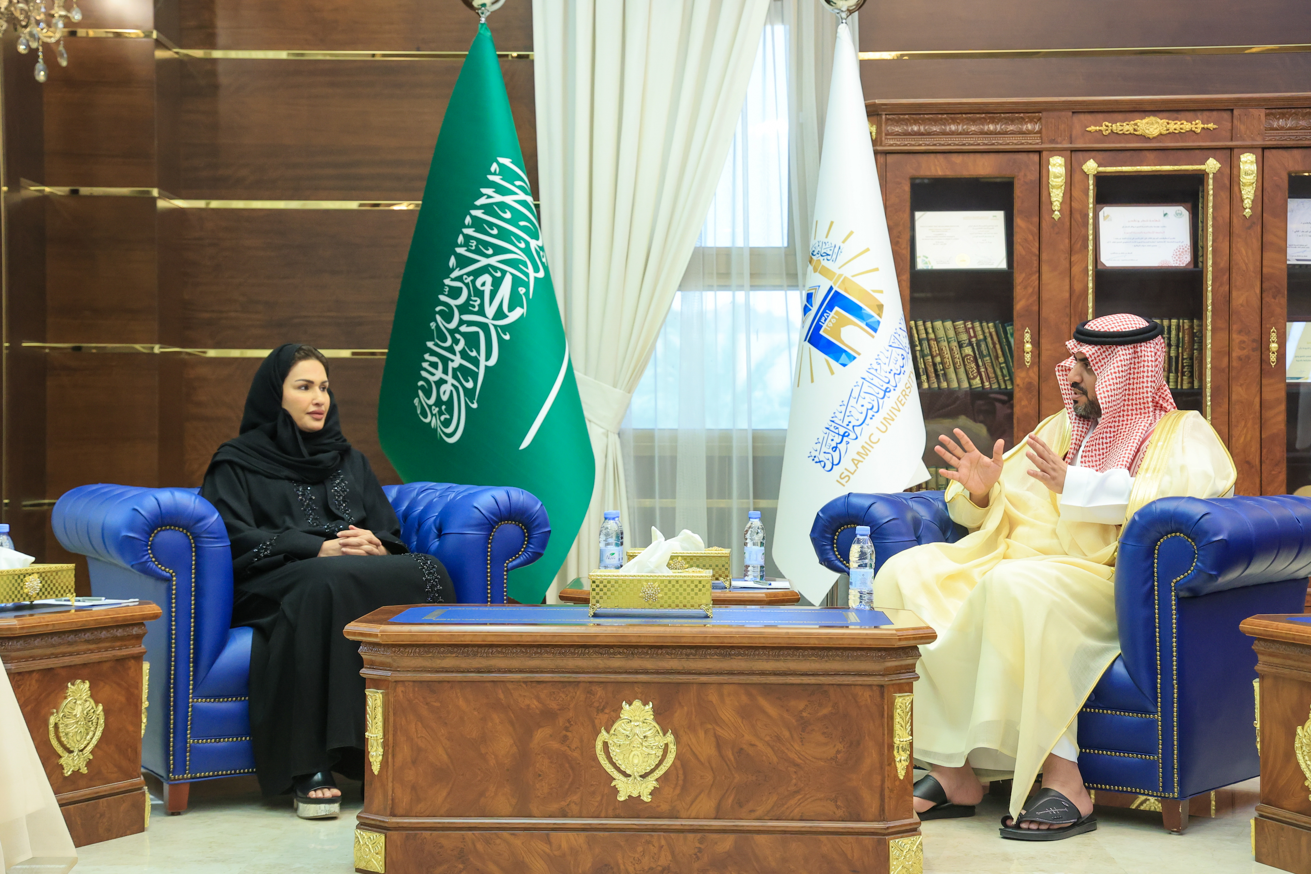 رئيس الجامعة الإسلامية، د. صالح بن علي العقلا، يستقبل رئيسة جامعة طيبة د. نوال بنت محمد الرشيد.